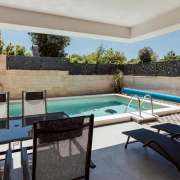 Terasse-mit-Pool