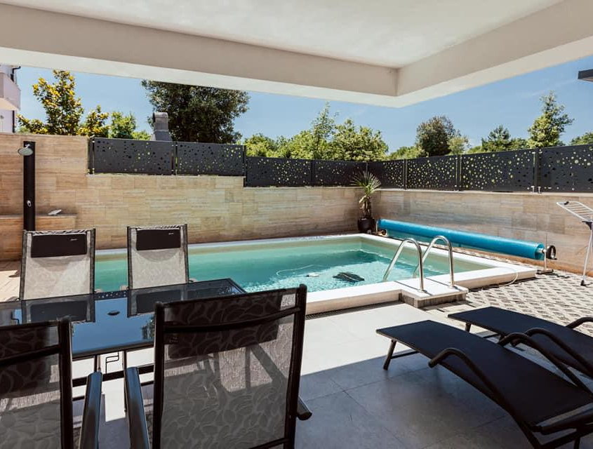 Terasse-mit-Pool